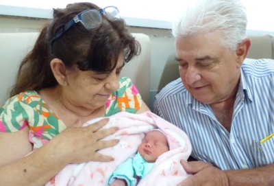 Mulher de 60 anos realiza sonho e dá à luz uma menina: 