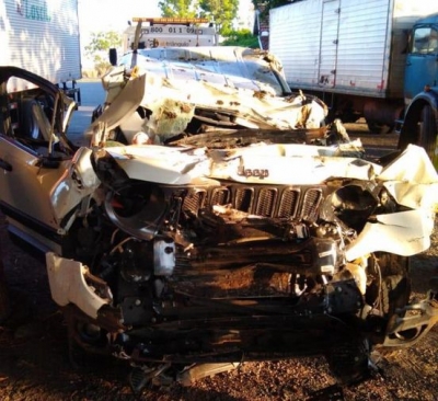 Três homens morrem após carro bater na traseira de caminhão