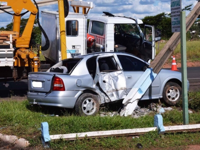 Motorista desvia de galinhas e bate contra poste