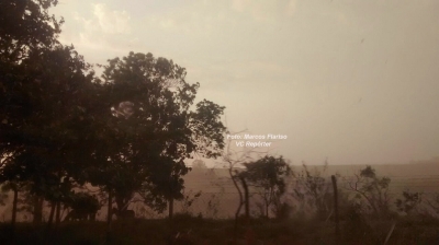 Chuva com vento assusta, mas não causa estragos. Tempo segue abafado e quente em Marília