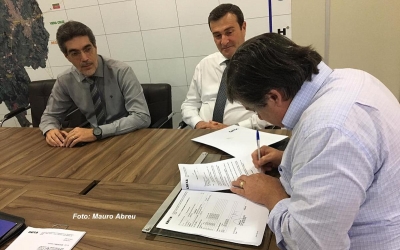 Tratamento do Esgoto: prefeito assina contrato para última etapa