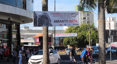 Marília faz campanha contra amianto e flagra venda do produto ilegal 