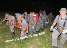 Bombeiros resgatam rapaz que caiu de penhasco após três horas de operação