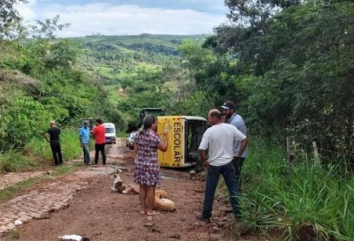 Vera Cruz Prefeitura apura causas de acidente com ônibus escolar na zona rural Veículo perdeu contro