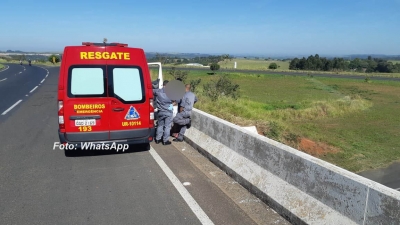 Bombeiros salvam mais uma pessoa que tenta de jogar de viaduto em Marília