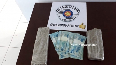 Rapaz que vendia drogas em lojas de conveniência é preso na região