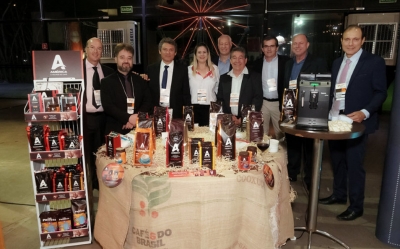 Equipe Intercoffee com diretoria da APAS no APAS Experience Marília