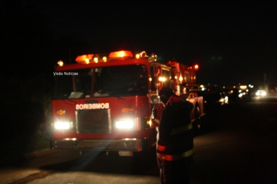 Homem ateia fogo em carro de PM e é preso