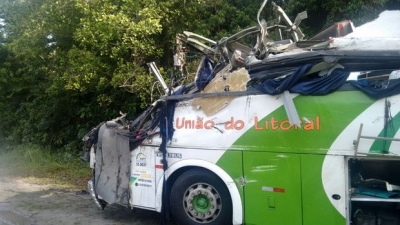 Corpos das vítimas de acidente na Mogi-Bertioga são enterrados