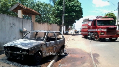 Carro com crianças no banco de trás pega fogo na zona Norte