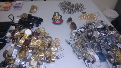 Criminosos fazem a limpa em joalheria