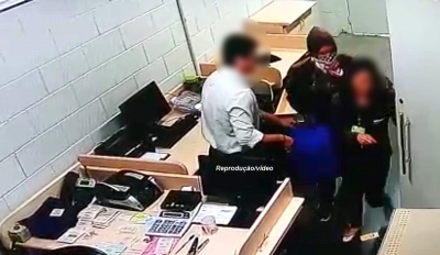 Criminosos roubam malote em supermercado e na fuga queimam o carro. Veja o vídeo!