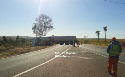 Carreta enrosca e interdita SP-333 em Marília