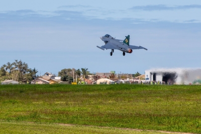 Caça Gripen da FAB realizou voo de estréia no Brasil hoje