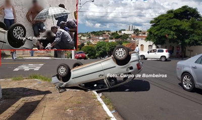 Após batida, carro capota e motorista fica ferido 