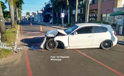 Motorista destrói BMW de R$ 200 mil ao bater em poste na av. das Esmeraldas