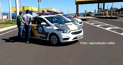 Dupla tenta subornar policiais rodoviários em Marília acaba presa