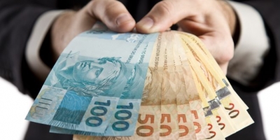 Aposentados e pensionistas começam a receber parcela do 13º 