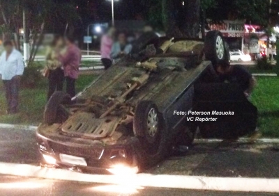 Perigo: carro capota na av. das Esmeraldas