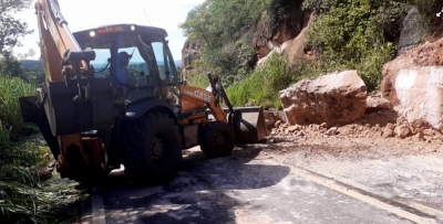 Com chuva, mais pedras caem na serra de Avencas em Marília