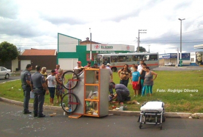 Carro atropela pipoqueiro na zona Norte