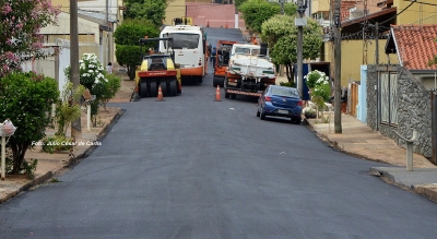 Prefeitura inicia recapeamento da rua Eugênio Domingues, no bairro Cascata