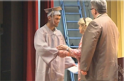 Amigos refazem formatura para amigo que saiu do coma