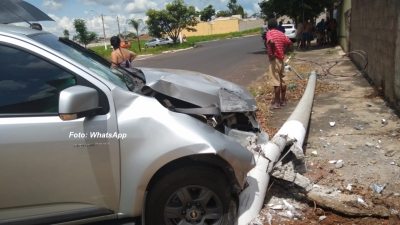 Mulher perde controle e carro derruba poste na zona sul
