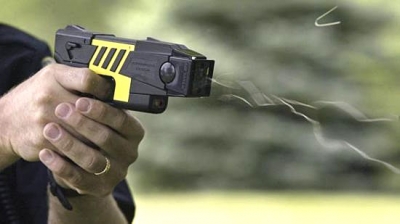 Valentão briga com a mulher, PMs e só é parado com arma taser