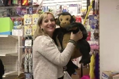 Mulher compra estoque para doar a crianças carentes