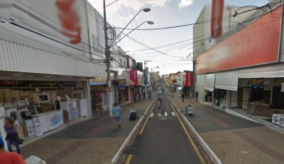 Criminosos furtam 99 celulares em loja no centro de Marília