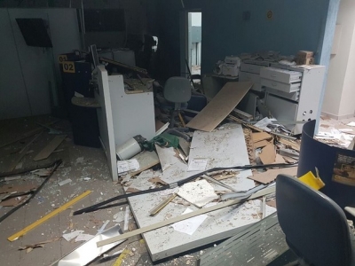 Ladrões explodem cofre de agência bancária
