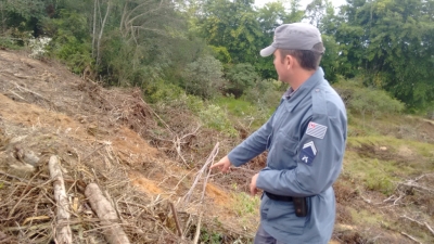 Polícia Ambiental flagra irregularidades em áreas na região