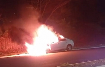 Carro fica destruído durante incêndio em Marília 