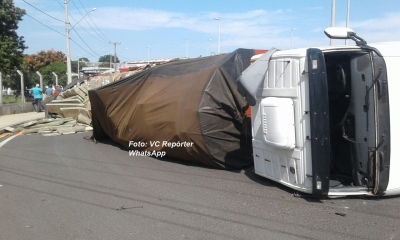 Carreta tomba em rotatória da BR-153