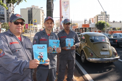 Bombeiros de Marília participam da Operação São Paulo Mais Seguro e distribuem cartilhas