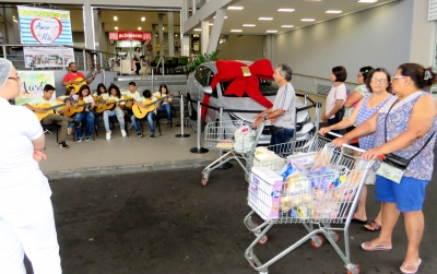 Panetone Solidário: Amor de Mãe faz cantata aos clientes do Tauste Supermercado