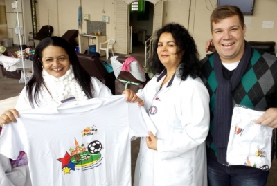 Exemplo: enfermeira da Oncologia da Santa Casa faz doação de 260 camisetas à entidades