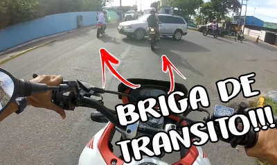 Briga no trânsito: motociclista pega barra de ferro para se defender e acaba agredido