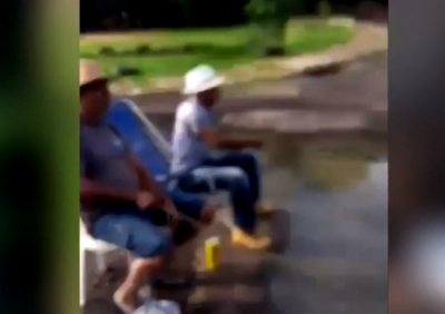 Moradores da zona Norte de Marília simulam pescaria em vazamento de esgoto no bairro