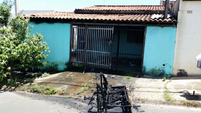 Incêndio em sofá mobiliza Corpo de Bombeiros