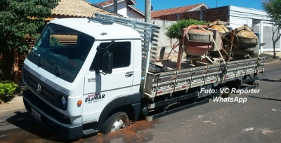 Mais um caminhão afunda. Motoristas enfrentam "armadilhas" por toda cidade
