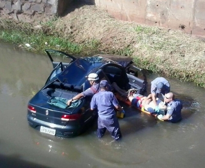 Carro cai em rio após se envolver em acidente