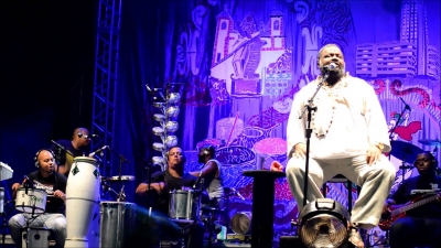 Cantor Arlindo Cruz perdeu 30 quilos e está com o lado esquerdo do corpo paralisado