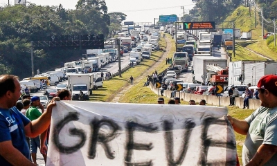 Bolsonaro apela para que caminhoneiros não façam greve