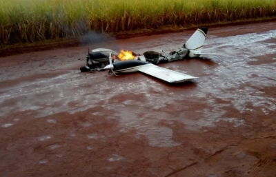 Avião cai, pega fogo  e tribulantes desaparecem