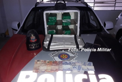 Rapaz que entregava droga em mochila de pizza e acaba preso pela PM em Marília