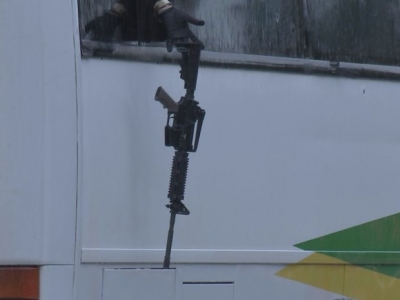 Polícia apreende armamento pesado com criminosos detidos em pedágio