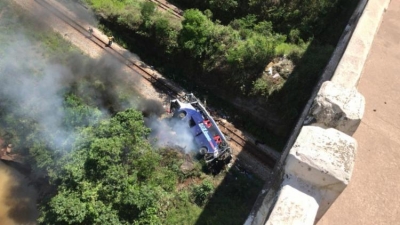 Ônibus cai de ponte e deixa 14 mortos e dezenas de feridos em MG