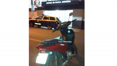 Força Tática recupera moto furtada na zona Sul